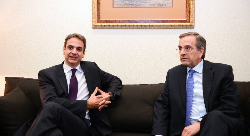 Θερμή χειραψία Σαμαρά – Μητσοτάκη [εικόνες] | iefimerida.gr 1