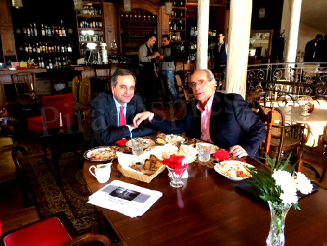 Οταν ο Μιχαλολιάκος αγγίζει συνεχώς το χέρι του Σαμαρά σε ουζερί πάνω από ένα πιάτο μπακαλιαράκια [εικόνες] | iefimerida.gr 0