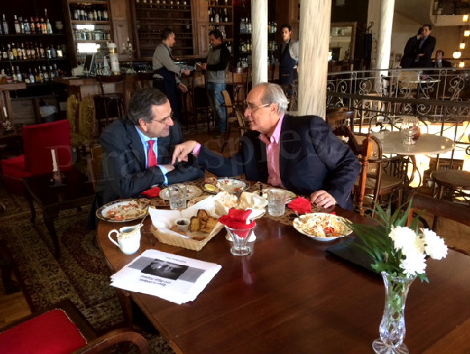 Οταν ο Μιχαλολιάκος αγγίζει συνεχώς το χέρι του Σαμαρά σε ουζερί πάνω από ένα πιάτο μπακαλιαράκια [εικόνες] | iefimerida.gr 1