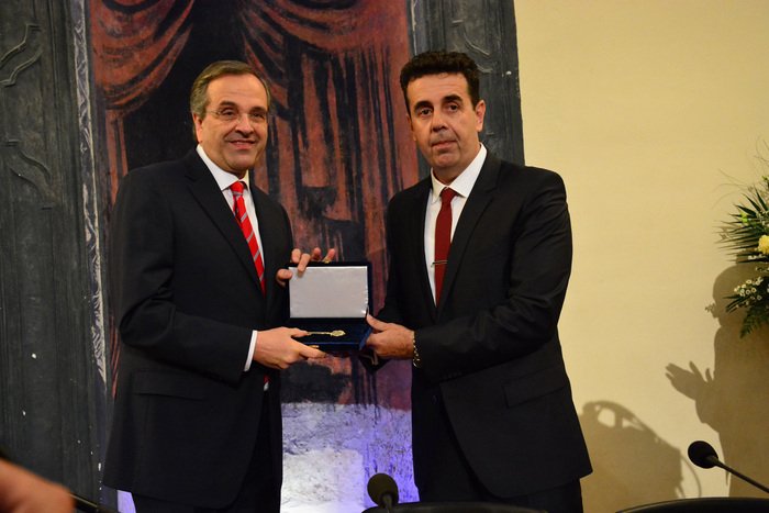 Ενταση στο Ναύπλιο: Ο Σαμαράς πήρε το χρυσό κλειδί της πόλης – Πολίτες μούτζωναν έξω από την τελετή [εικόνες] | iefimerida.gr 0