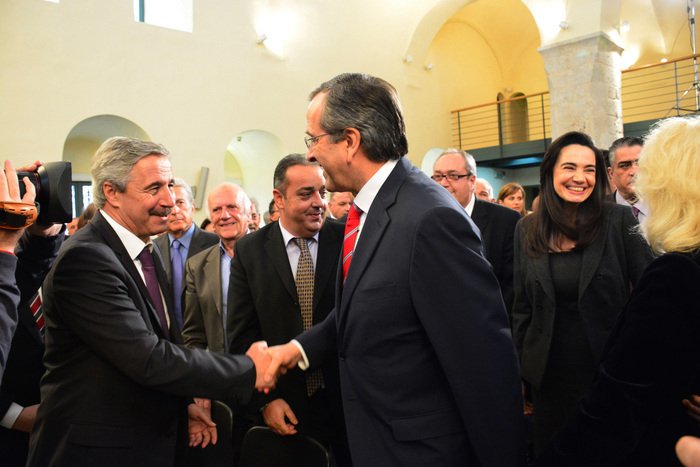 Ενταση στο Ναύπλιο: Ο Σαμαράς πήρε το χρυσό κλειδί της πόλης – Πολίτες μούτζωναν έξω από την τελετή [εικόνες] | iefimerida.gr 2