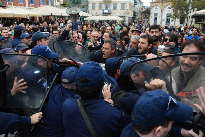 Ενταση στο Ναύπλιο: Ο Σαμαράς πήρε το χρυσό κλειδί της πόλης – Πολίτες μούτζωναν έξω από την τελετή [εικόνες] | iefimerida.gr 6