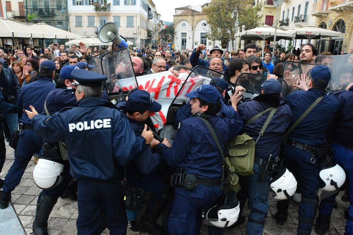 Ενταση στο Ναύπλιο: Ο Σαμαράς πήρε το χρυσό κλειδί της πόλης – Πολίτες μούτζωναν έξω από την τελετή [εικόνες] | iefimerida.gr 5