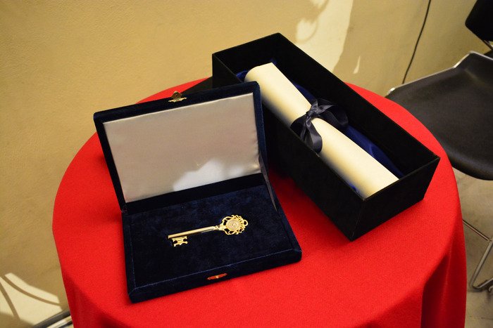 Ενταση στο Ναύπλιο: Ο Σαμαράς πήρε το χρυσό κλειδί της πόλης – Πολίτες μούτζωναν έξω από την τελετή [εικόνες] | iefimerida.gr 4