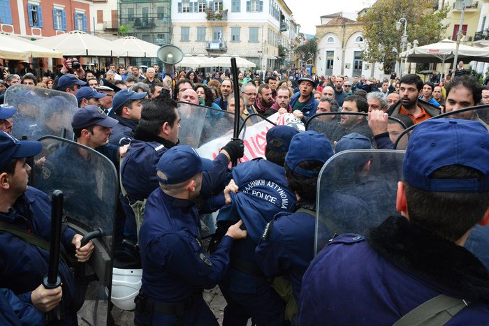 Ενταση στο Ναύπλιο: Ο Σαμαράς πήρε το χρυσό κλειδί της πόλης – Πολίτες μούτζωναν έξω από την τελετή [εικόνες] | iefimerida.gr 8