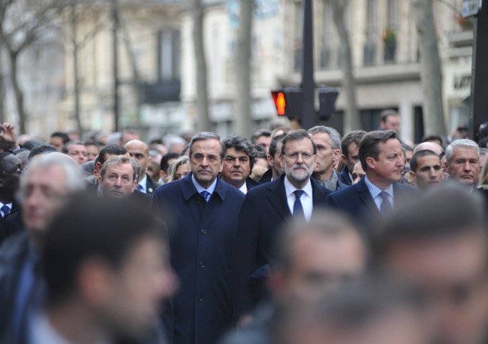 Ο Σαμαράς σε αλυσίδα με άλλους ηγέτες στη σιωπηλή πορεία στο Παρίσι [εικόνες] | iefimerida.gr 9