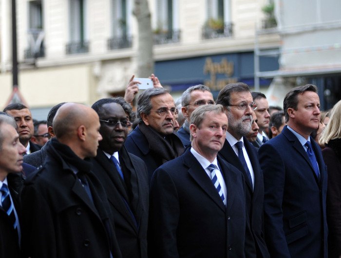Ο Σαμαράς σε αλυσίδα με άλλους ηγέτες στη σιωπηλή πορεία στο Παρίσι [εικόνες] | iefimerida.gr 10