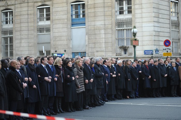 Ο Σαμαράς σε αλυσίδα με άλλους ηγέτες στη σιωπηλή πορεία στο Παρίσι [εικόνες] | iefimerida.gr 2