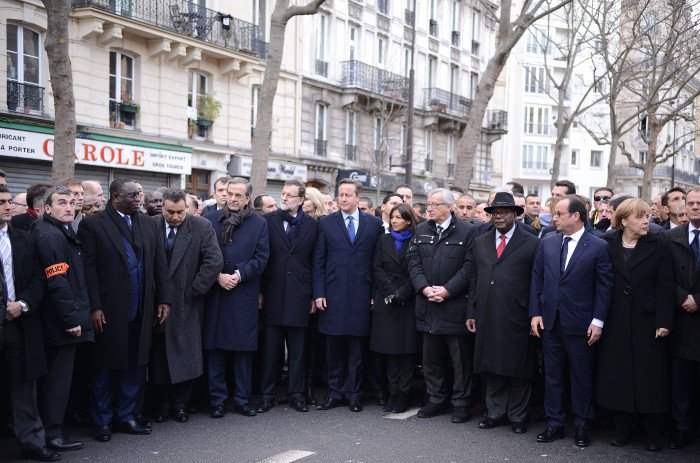 Ο Σαμαράς σε αλυσίδα με άλλους ηγέτες στη σιωπηλή πορεία στο Παρίσι [εικόνες] | iefimerida.gr 3