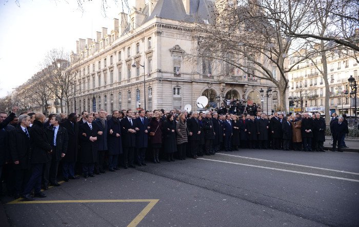 Ο Σαμαράς σε αλυσίδα με άλλους ηγέτες στη σιωπηλή πορεία στο Παρίσι [εικόνες] | iefimerida.gr 4