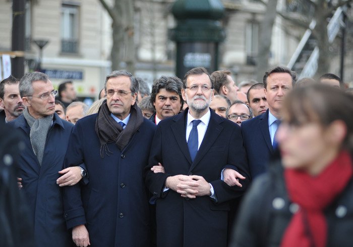 Ο Σαμαράς σε αλυσίδα με άλλους ηγέτες στη σιωπηλή πορεία στο Παρίσι [εικόνες] | iefimerida.gr 7