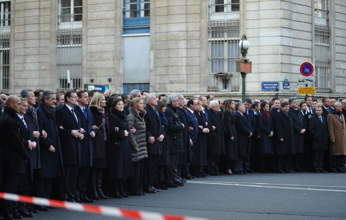 Ο Σαμαράς σε αλυσίδα με άλλους ηγέτες στη σιωπηλή πορεία στο Παρίσι [εικόνες] | iefimerida.gr 8