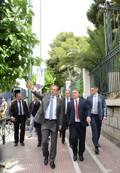 Ο περίπατος του Αντώνη Σαμαρά με τον Ούγγρο πρωθυπουργό στην Αθήνα και η χαλαρή συζήτηση [εικόνες] | iefimerida.gr 1