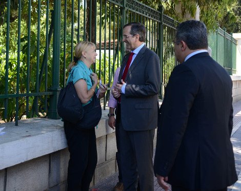 Τουρίστρια έπεσε πάνω στον Σαμαρά έξω από τη Βουλή και τον πέρασε για περαστικό -Τι τον ρώτησε [εικόνα] | iefimerida.gr 0