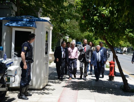 Τουρίστρια έπεσε πάνω στον Σαμαρά έξω από τη Βουλή και τον πέρασε για περαστικό -Τι τον ρώτησε [εικόνα] | iefimerida.gr 2