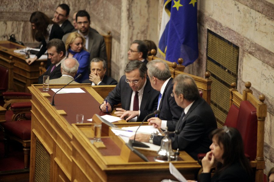 H στιγμή που ο Σαμαράς παίρνει στυλό και χαρτί και διαγράφει επί τόπου τον Κακλαμάνη, μέσα στη βουλή  [εικόνες] | iefimerida.gr 2