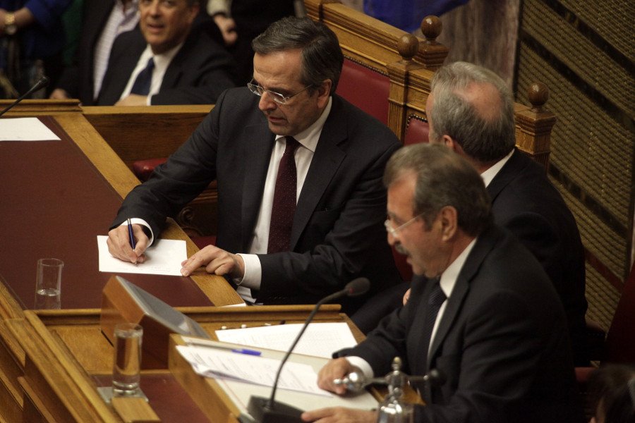 H στιγμή που ο Σαμαράς παίρνει στυλό και χαρτί και διαγράφει επί τόπου τον Κακλαμάνη, μέσα στη βουλή  [εικόνες] | iefimerida.gr 1