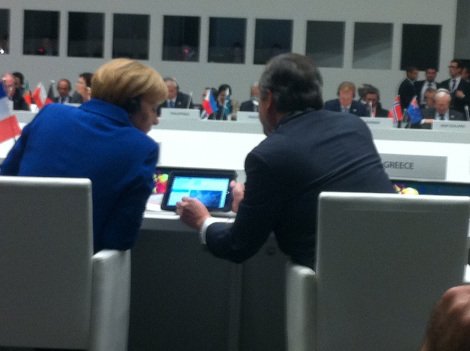 Η Περσεφόνη μάγεψε και τη... Μέρκελ -Οταν ο Αντώνης Σαμαράς της έδειξε στο tablet εικόνες από την Αμφίπολη [εικόνα] | iefimerida.gr 0