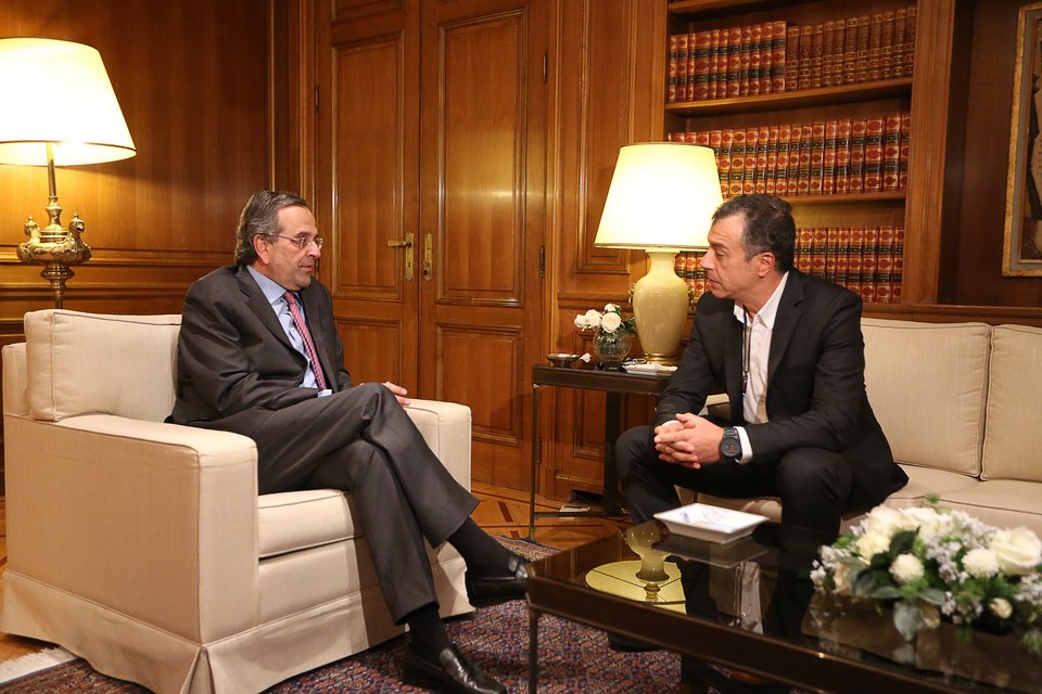 Το νέο στιλ του Σταύρου Θεοδωράκη -Αφησε το σακίδιο, πήγε με χαρτοφύλακα και κοστούμι στο Μαξίμου [εικόνες] | iefimerida.gr 4