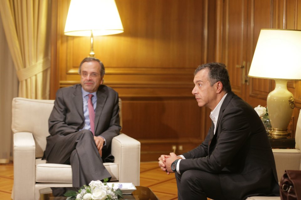 Το νέο στιλ του Σταύρου Θεοδωράκη -Αφησε το σακίδιο, πήγε με χαρτοφύλακα και κοστούμι στο Μαξίμου [εικόνες] | iefimerida.gr 3