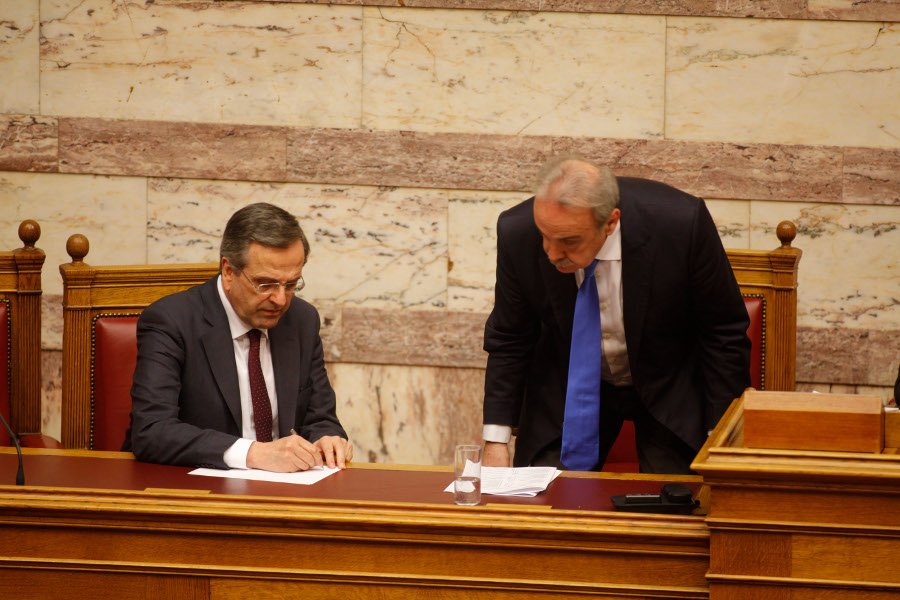 H στιγμή που ο Σαμαράς παίρνει στυλό και χαρτί και διαγράφει επί τόπου τον Κακλαμάνη, μέσα στη βουλή  [εικόνες] | iefimerida.gr 0