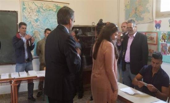 Ο Σαμαράς όπως δεν τον έχουμε ξαναδεί: Τρυφερός δίπλα στην κόρη του για να ψηφίσουν –Σπάνια εμφάνιση της νεαρής που έκλεψε την παράσταση [εικόνες] | iefimerida.gr 1