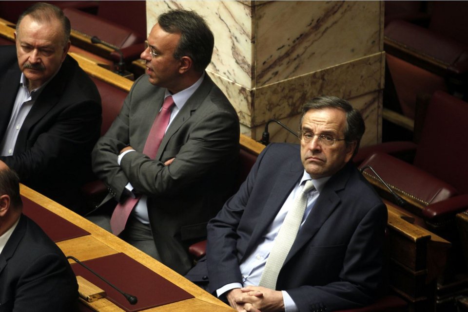 Το backstage της ψηφοφορίας: Το βιβλίο του Τσε, ο κουρασμένος Αλέξης και μια χειραψία [εικόνες] | iefimerida.gr 8