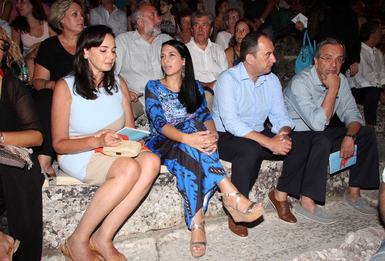 Ο Σαμαράς με την Γεωργία και το ζεύγος Πλακιωτάκη στην Επίδαυρο – Είδαν «Ορνιθες» [εικόνες] | iefimerida.gr 0