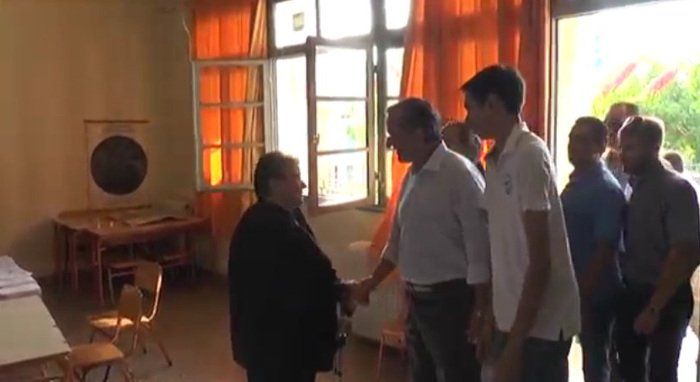 Με τον 18χρονο γιο του στο πλευρό του ψήφισε ο Σαμαράς στην Πύλο [εικόνες & βίντεο] | iefimerida.gr 3