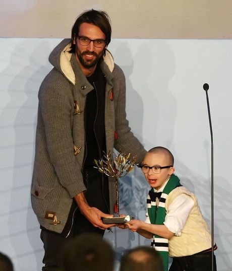 Ο μικρός Τζέι, φίλος του Γιώργου Σαμαρά, στην Ελλάδα στα βραβεία του ΠΣΑΤ [εικόνες] | iefimerida.gr 2