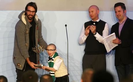 Ο μικρός Τζέι, φίλος του Γιώργου Σαμαρά, στην Ελλάδα στα βραβεία του ΠΣΑΤ [εικόνες] | iefimerida.gr 1