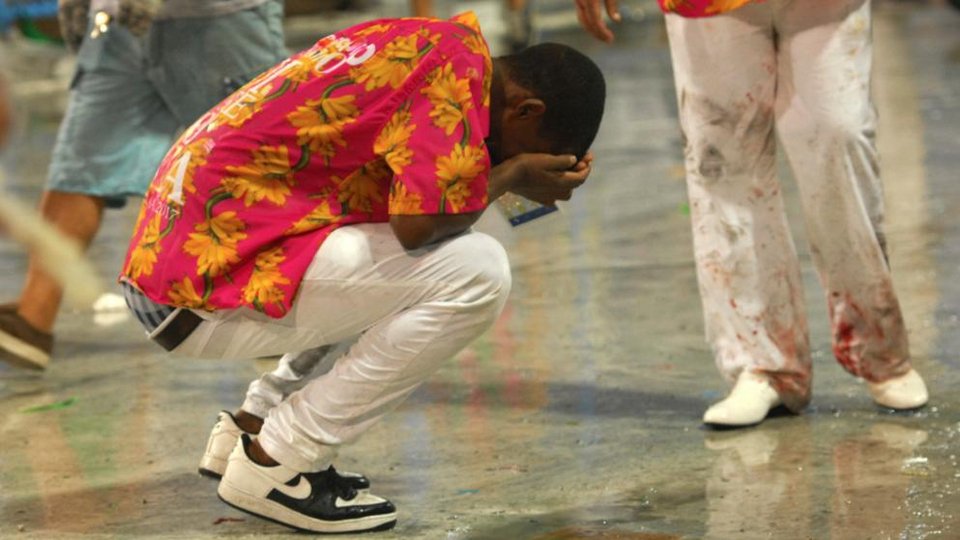 Τραγωδία στο καρναβάλι του Ρίο -Αρμα έπεσε πάνω στο πλήθος, 20 τραυματίες [εικόνες & βίντεο]  | iefimerida.gr 1