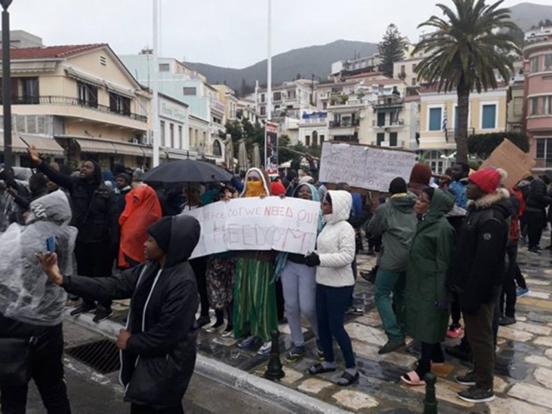 Διαμαρτυρία προσφύγων στη Σάμο -Καταγγέλλουν τις συνθήκες διαβίωσης [εικόνες & βίντεο] | iefimerida.gr 2