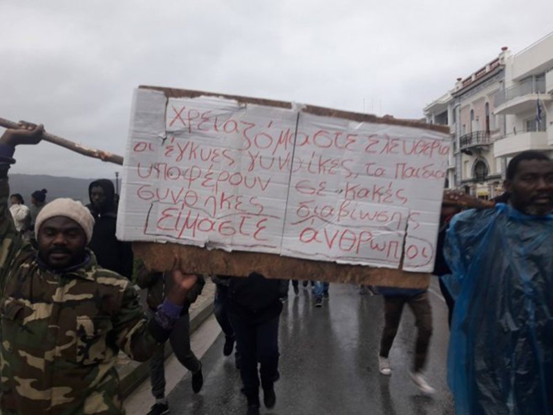 Διαμαρτυρία προσφύγων στη Σάμο -Καταγγέλλουν τις συνθήκες διαβίωσης [εικόνες & βίντεο] | iefimerida.gr 0