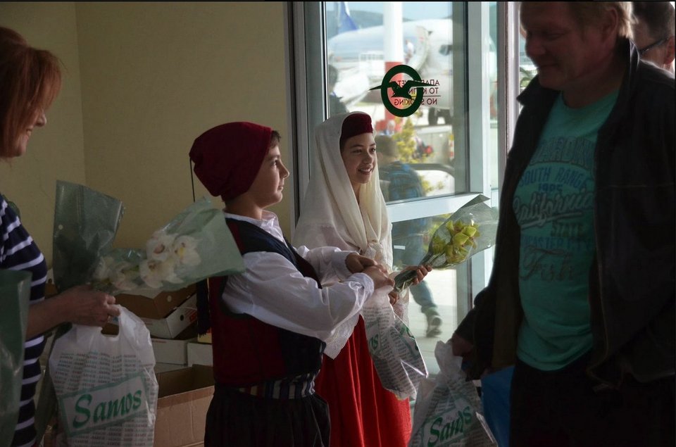 Με χορούς και ούζο υποδέχθηκαν τους πρώτους Σκανδιναβούς τουρίστες στη Σάμο [εικόνες] | iefimerida.gr 0