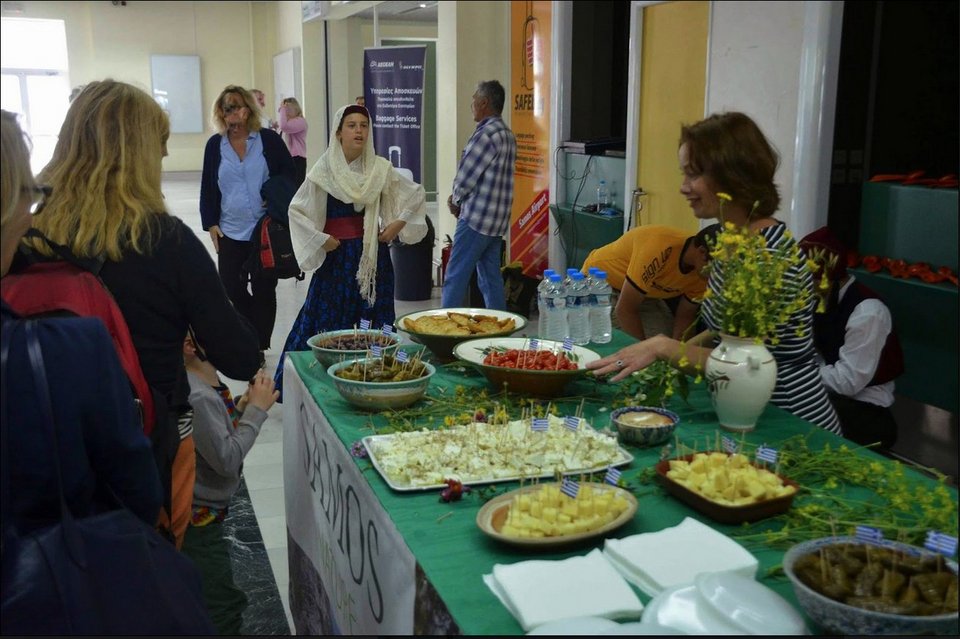 Με χορούς και ούζο υποδέχθηκαν τους πρώτους Σκανδιναβούς τουρίστες στη Σάμο [εικόνες] | iefimerida.gr 8