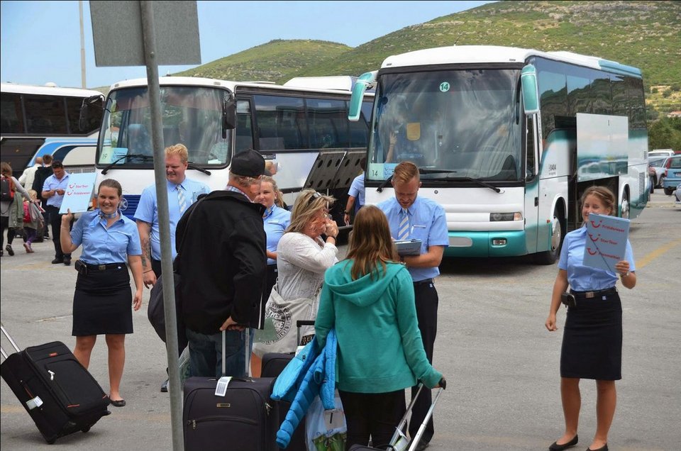 Με χορούς και ούζο υποδέχθηκαν τους πρώτους Σκανδιναβούς τουρίστες στη Σάμο [εικόνες] | iefimerida.gr 10