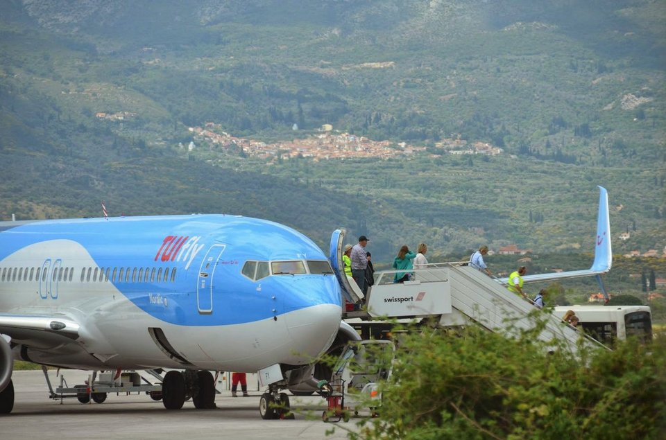 Με χορούς και ούζο υποδέχθηκαν τους πρώτους Σκανδιναβούς τουρίστες στη Σάμο [εικόνες] | iefimerida.gr 1