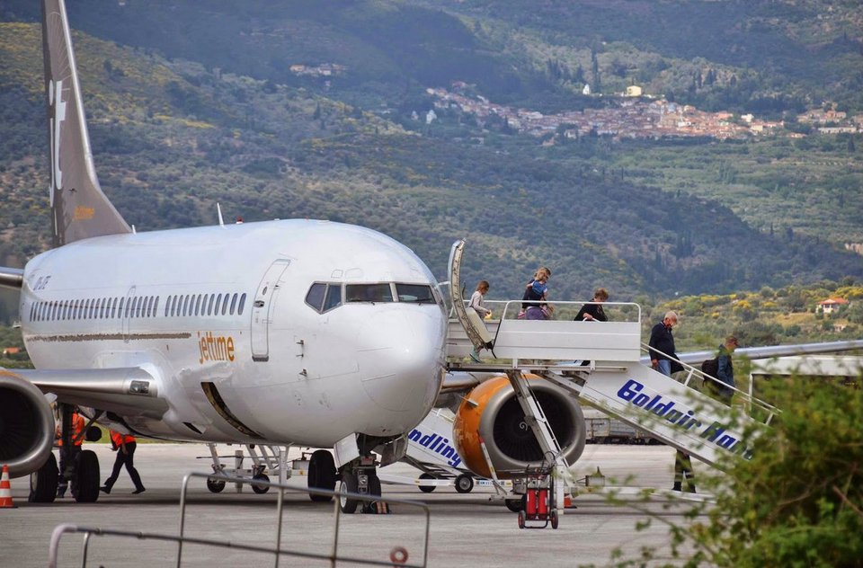Με χορούς και ούζο υποδέχθηκαν τους πρώτους Σκανδιναβούς τουρίστες στη Σάμο [εικόνες] | iefimerida.gr 2