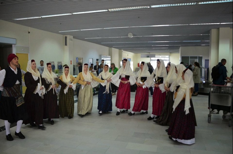 Με χορούς και ούζο υποδέχθηκαν τους πρώτους Σκανδιναβούς τουρίστες στη Σάμο [εικόνες] | iefimerida.gr 4