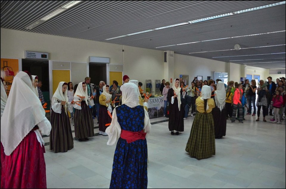 Με χορούς και ούζο υποδέχθηκαν τους πρώτους Σκανδιναβούς τουρίστες στη Σάμο [εικόνες] | iefimerida.gr 5