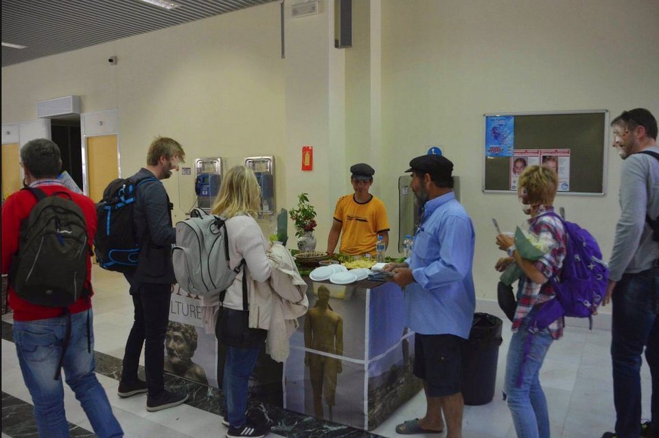 Με χορούς και ούζο υποδέχθηκαν τους πρώτους Σκανδιναβούς τουρίστες στη Σάμο [εικόνες] | iefimerida.gr 6