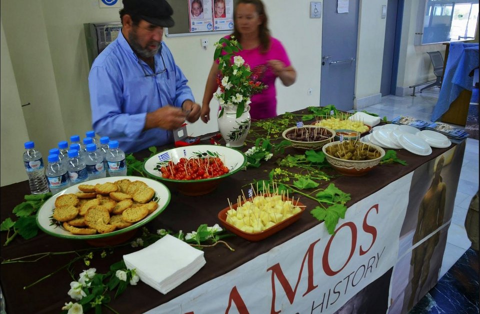 Με χορούς και ούζο υποδέχθηκαν τους πρώτους Σκανδιναβούς τουρίστες στη Σάμο [εικόνες] | iefimerida.gr 7
