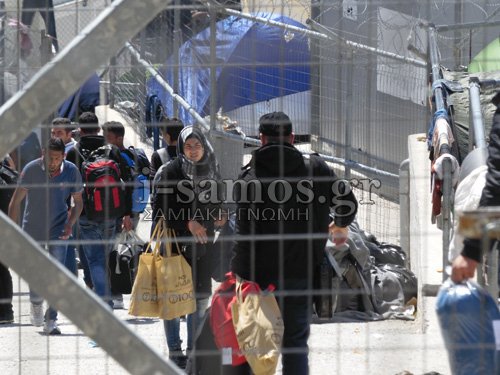 Τρόμος στη Σάμο - 250 μετανάστες έφυγαν από το hot spot απειλώντας με μαχαίρια [εικόνες & βίντεο] | iefimerida.gr 0