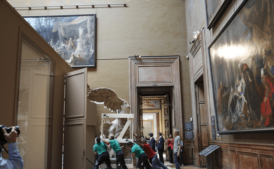 Eλληνες βομβαρδίζουν το facebook του Μουσείου του Λούβρου και ζητούν να επιστρέψει στην Ελλάδα η Νίκη της Σαμοθράκης [εικόνες] | iefimerida.gr 3