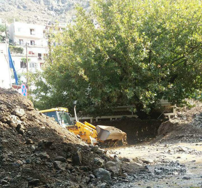 Και ο στρατός στην προσπάθεια να «ξεθάψουν» τη Σαμοθράκη από τη λάσπη | iefimerida.gr 2