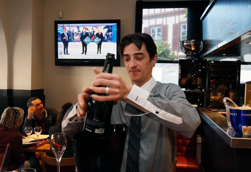 Παρίσι: Ακόμα και με σαμπάνια γιόρτασαν τη νίκη του Μακρόν [εικόνες] | iefimerida.gr 0