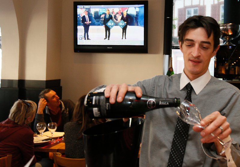 Παρίσι: Ακόμα και με σαμπάνια γιόρτασαν τη νίκη του Μακρόν [εικόνες] | iefimerida.gr 1