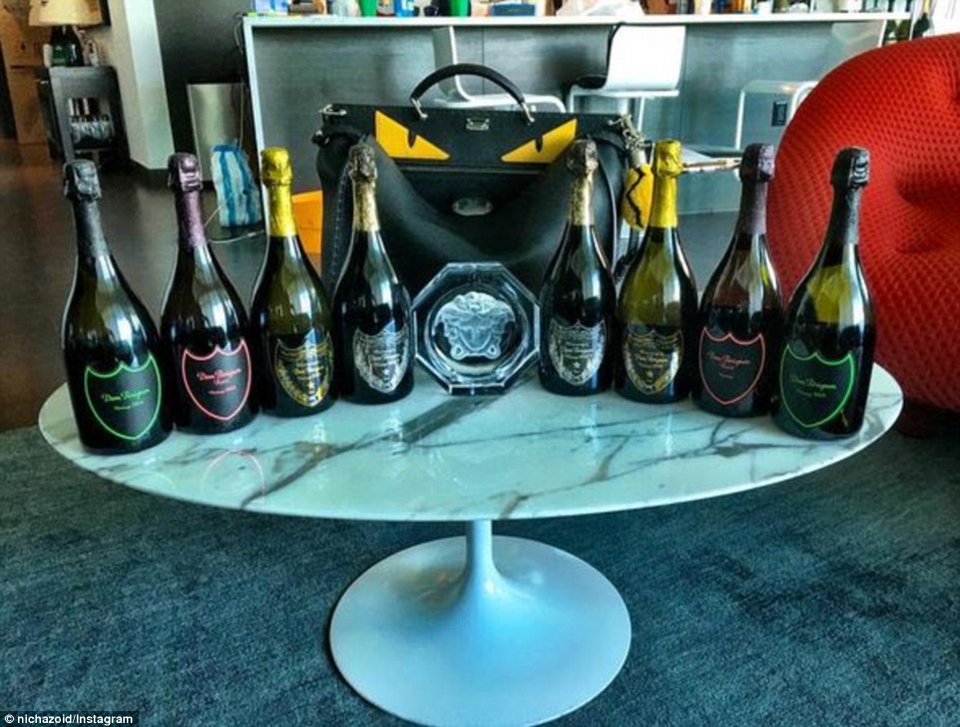 Οι χριστουγεννιάτικες διακοπές των πλουσιόπαιδων του Instagram -Σαμπάνιες, κουβέρτες Hermes και χρήμα [εικόνες] | iefimerida.gr 0