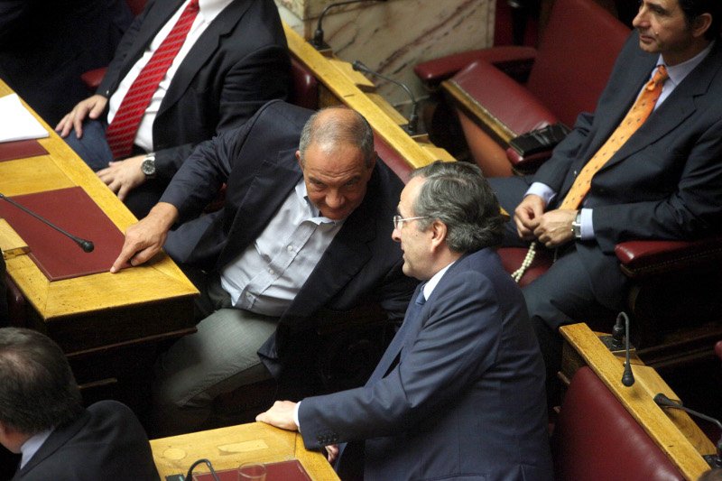 Πλάι-πλάι χθες στη Βουλή Σαμαράς-Καραμανλής -Το πηγαδάκι και τα γέλια [εικόνες] | iefimerida.gr 0